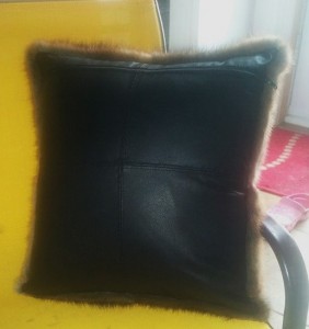 coussin rat musqu et cuir. 120.00$-2.jpg